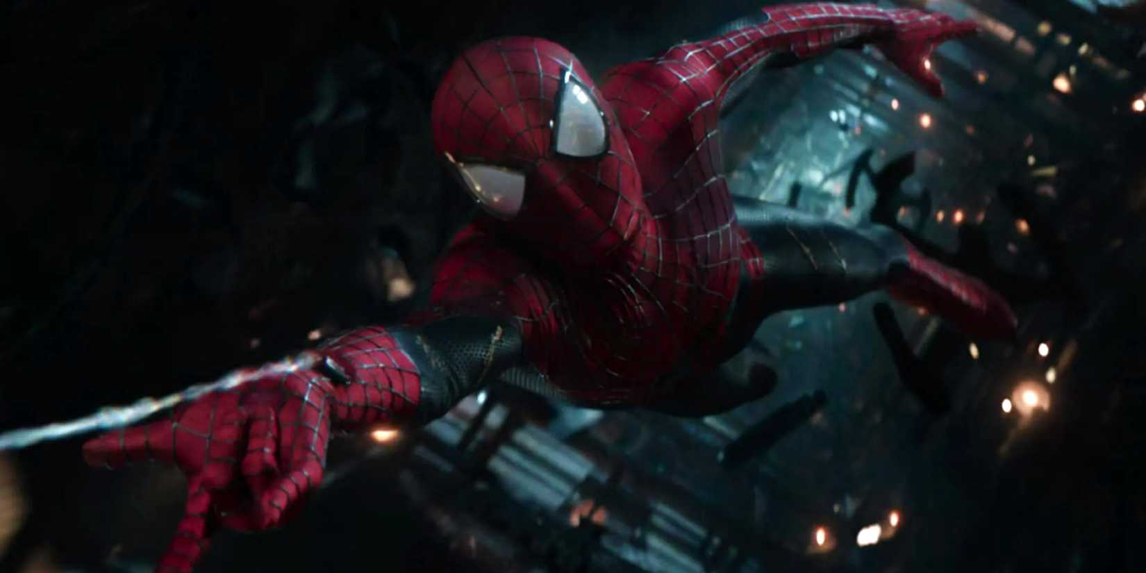 Andrew Garfield's Spider-Man falling as he tries to save Gwen Stacy in The Amazing Spider-Man 2
