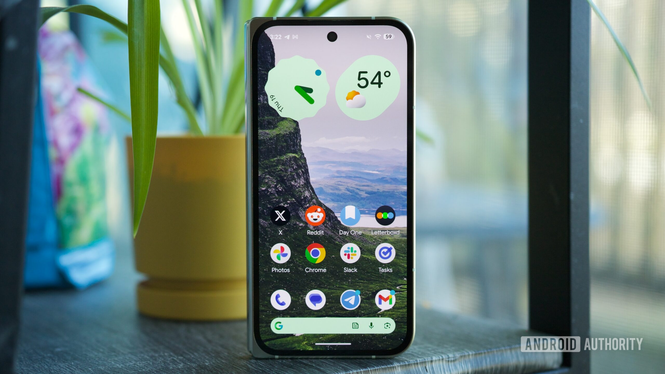 A phone running Android 17 Beta 1 without the At a Glance home screen widget.
