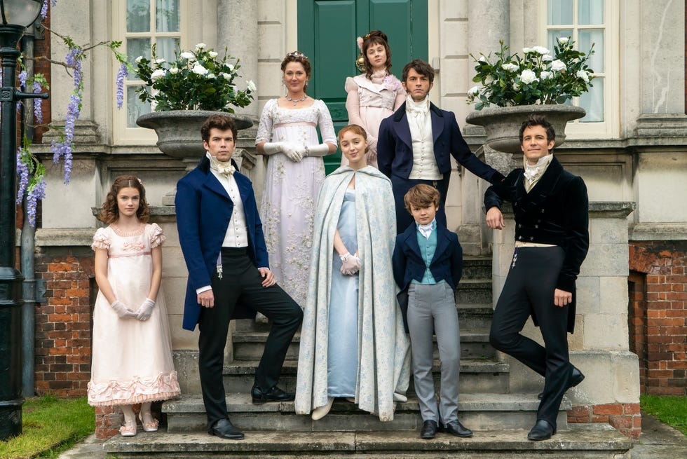 florence hunt as hyacinth bridgerton, luke newton as colin bridgerton, ruth gemmell as lady violet bridgerton, phoebe dynevor as daphne bridgerton, claudia jessie as eloise bridgerton, jonathan bailey as anthony bridgerton, will tilston as gregory bridgerton and luke thompson as benedict bridgerton in bridgerton