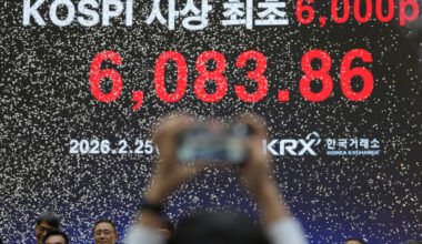 A screen shows the Kospi at over 6,000 points during a ceremony at the Korea Exchange in central Seoul on Feb. 25. [AP/YONHAP]