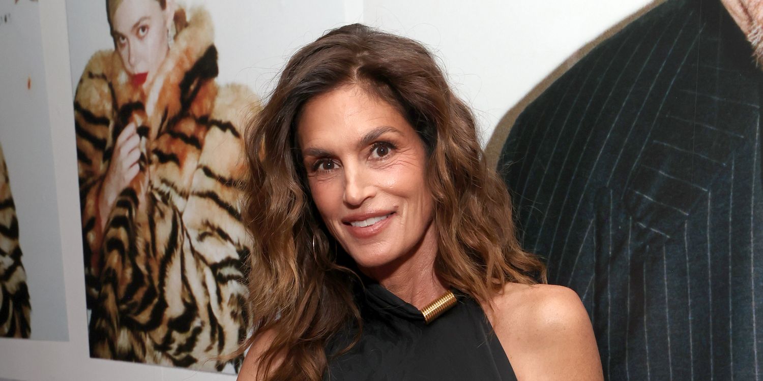Cindy Crawford Goes Topless Covering Up With Her Hands in Old Photo