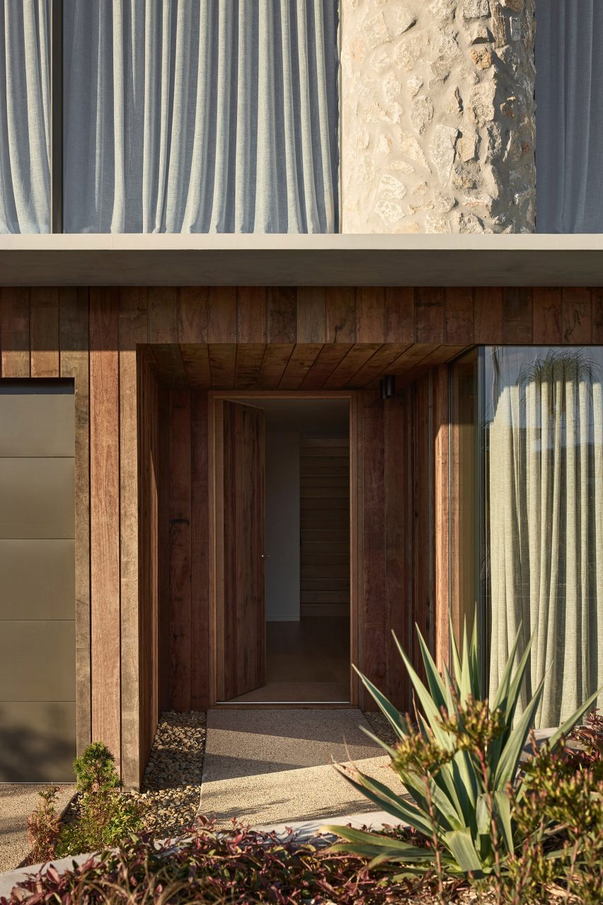 Entrance to Coastal House in Victoria by Splinter Society