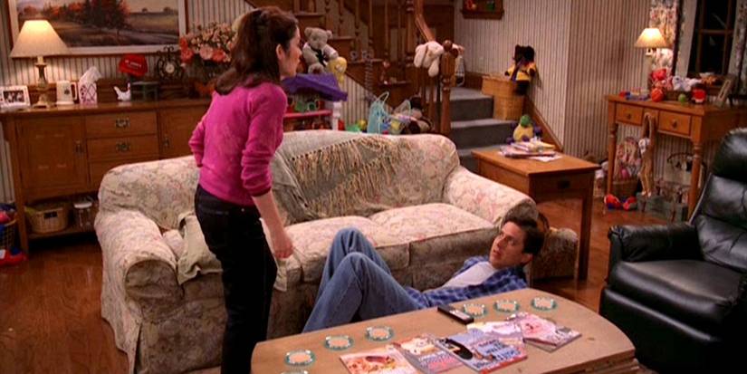 Debra (Patricia Heaton) yelling at Ray who's on the floor in Everybody Loves Raymond.