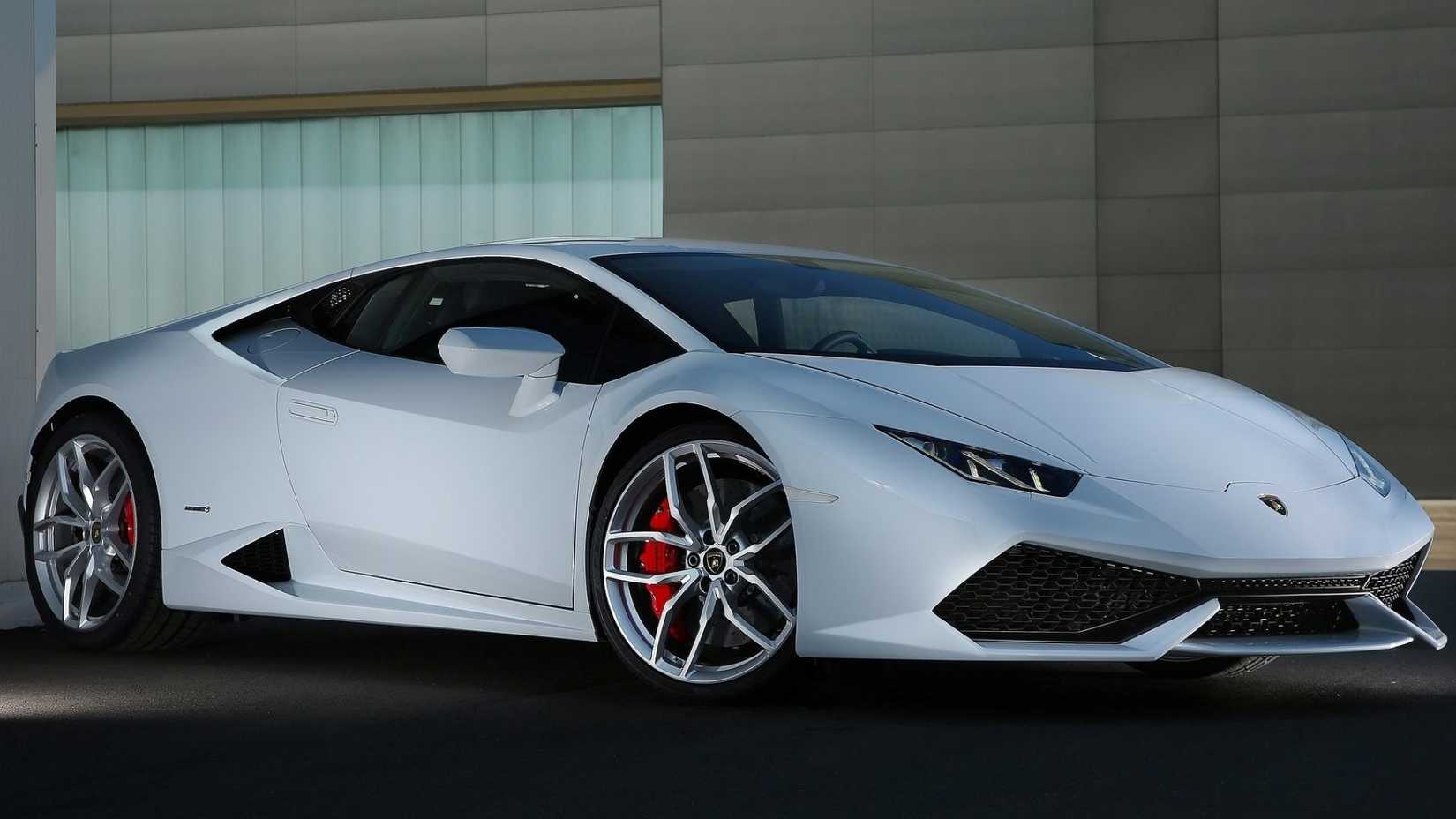 3/4 shot of a 2015 Lamborghini Huracan LP610-4