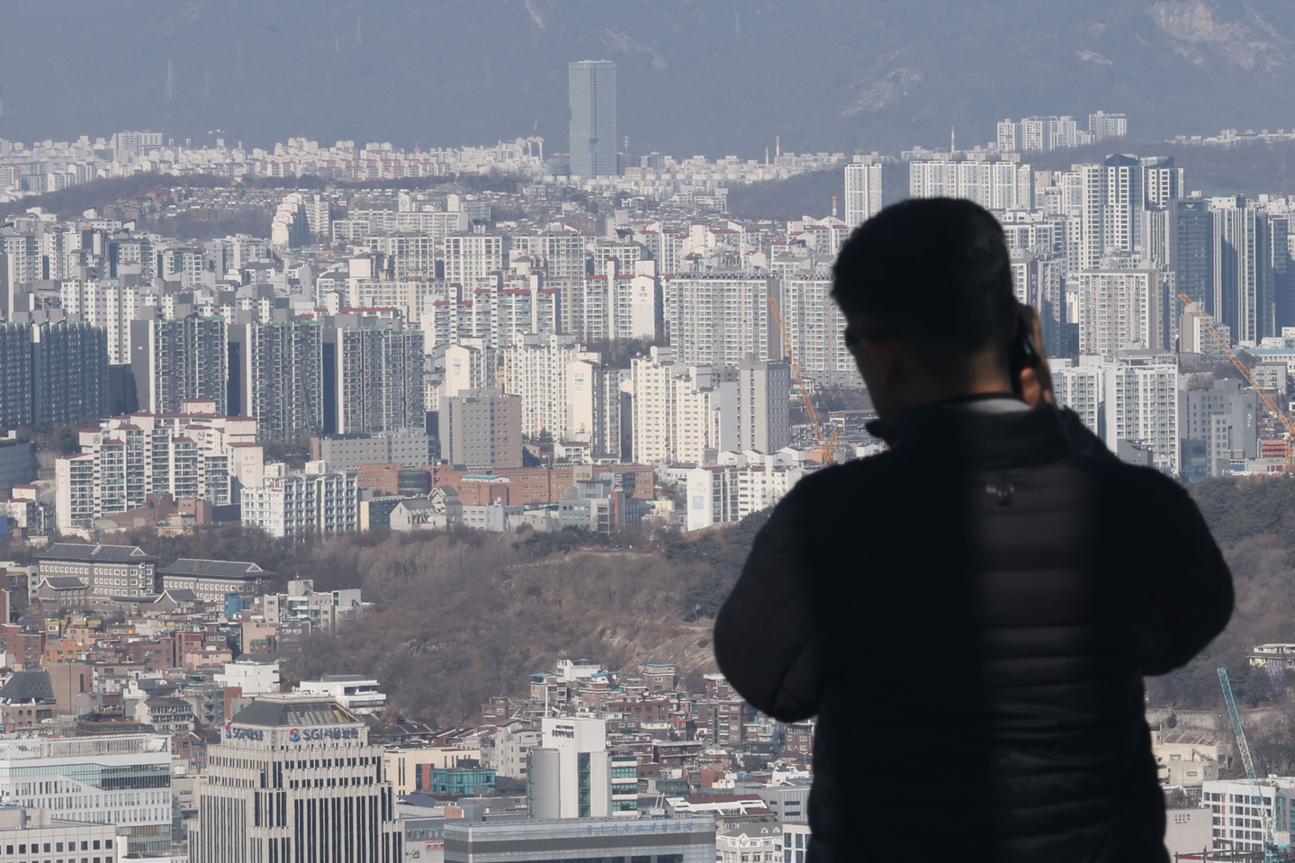 Apartments are seen from Mount Namsan in central Seoul on Feb. 25. [NEWS1] 
