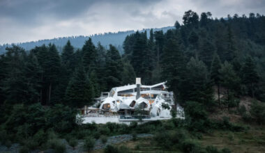 MOFA studio realizes biomorphic art retreat in india with fluid architecture