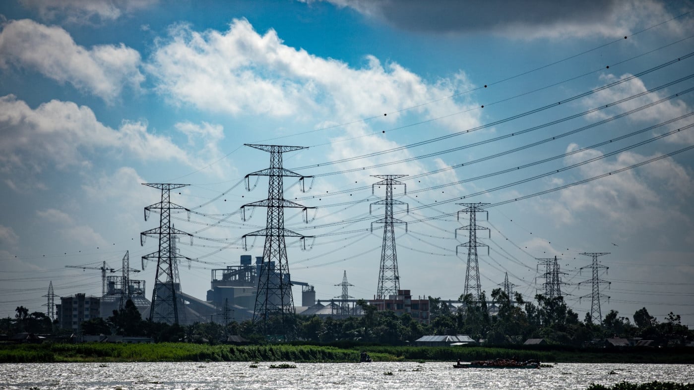 Bangladesh levies import taxes on fuels—~26.5% HFO, ~2% LNG, ~5% coal—directly impacting electricity costs. Photo: TBS