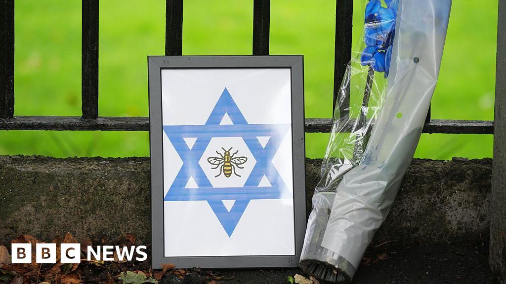 Spike in antisemitism reports after synagogue attack - BBC
