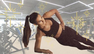 woman side planking at gym