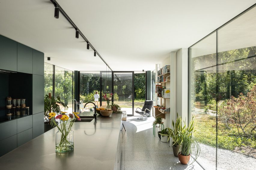 Home extension with large expanses of glazing