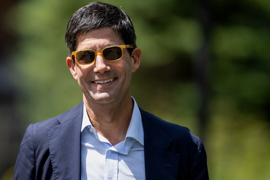 Kevin Warsh, former governor of the Federal Reserve, walks to lunch during the Allen & Co. Media and Technology Conference in Sun Valley, Idaho, on July 9, 2025.