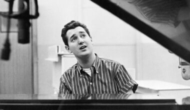 Neil Sedaka, the singer-songwriter behind dozens of hits of the 1960s and ‘70s, dies at age 86