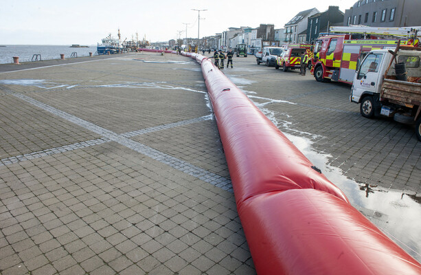 Water-filled flood barrier installed at Wexford Quays ahead of Status Yellow rain warning