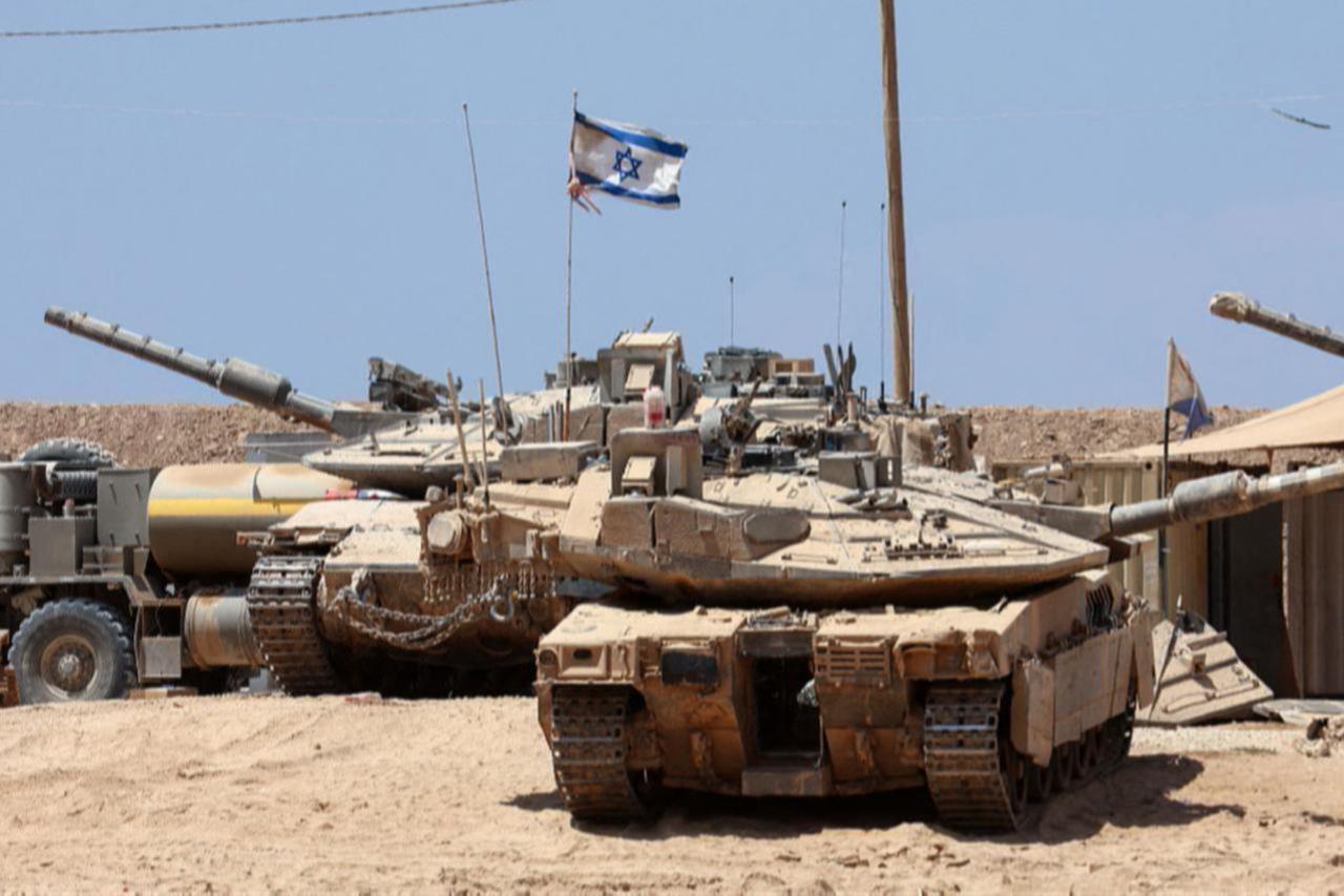 Israeli troops deploy with their tanks near the border fence with the Gaza Strip on Aug. 1, 2025. (AFP Photo)