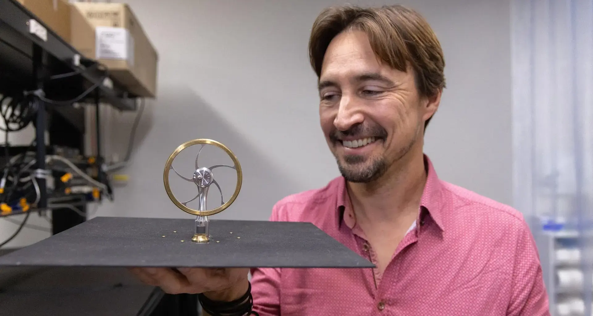 New engine uses the freezing cold of space to generate power at night