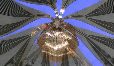 The soft, 3D electronic framework wraps around an organoid like a breathable, high-tech mesh. Rather than sampling select regions, it delivers near-complete, shape-conforming coverage with hundreds of miniaturized electrodes.