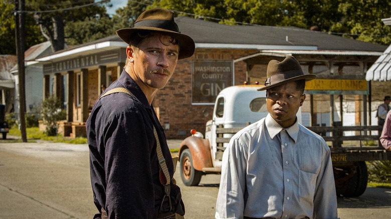 Garrett Hedlund as Jamie and Jason Mitchell as Ronsel, dealing with people in Mudbound
