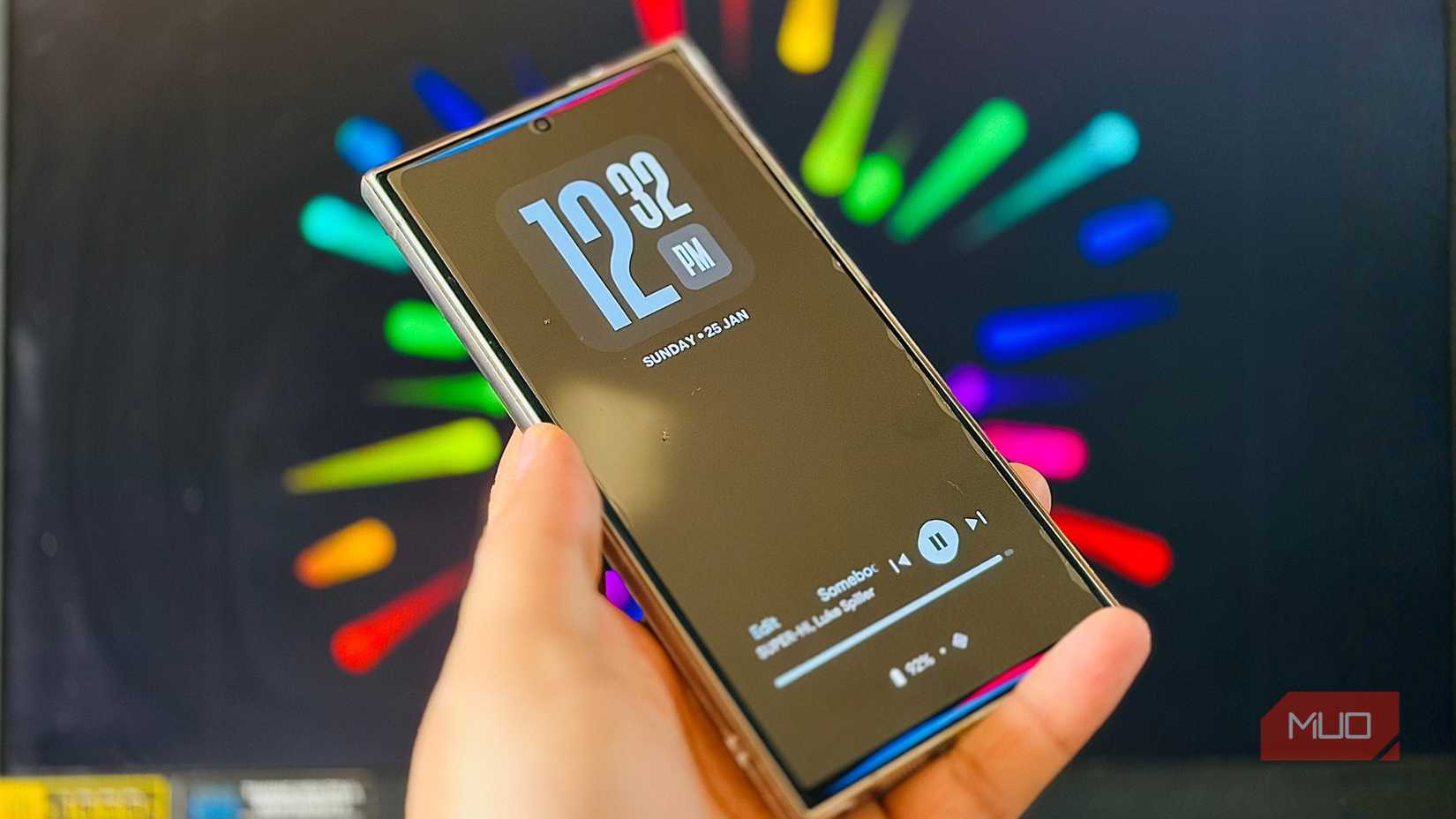 Android phone displaying Muviz Edge AOD clock while colorful music visualizer bars animate in the background.