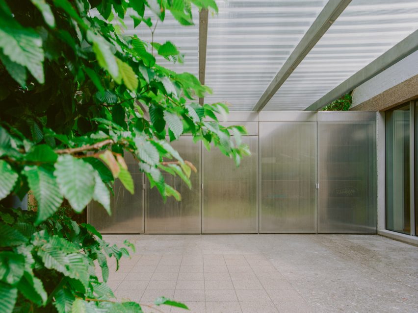 View from garden of home extension by Neiheiser Argyros