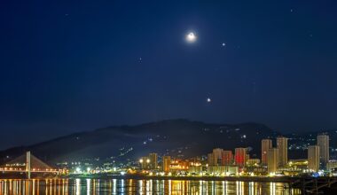 Catch Jupiter glowing under the waxing moon on Feb. 26