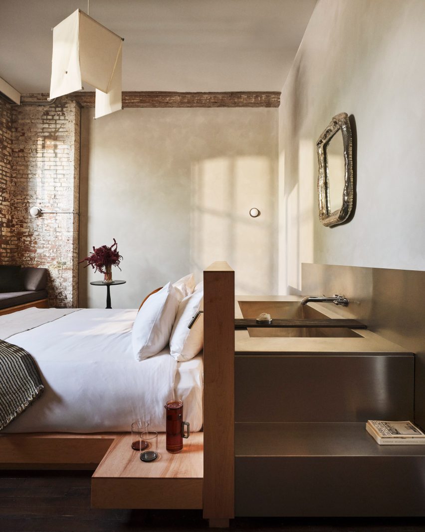 Guest rooms with a stainless steel bathtub behind the bed headboard