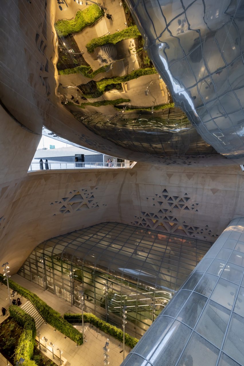 Atrium at the Qasr AlHokm Metro Station by Snøhetta