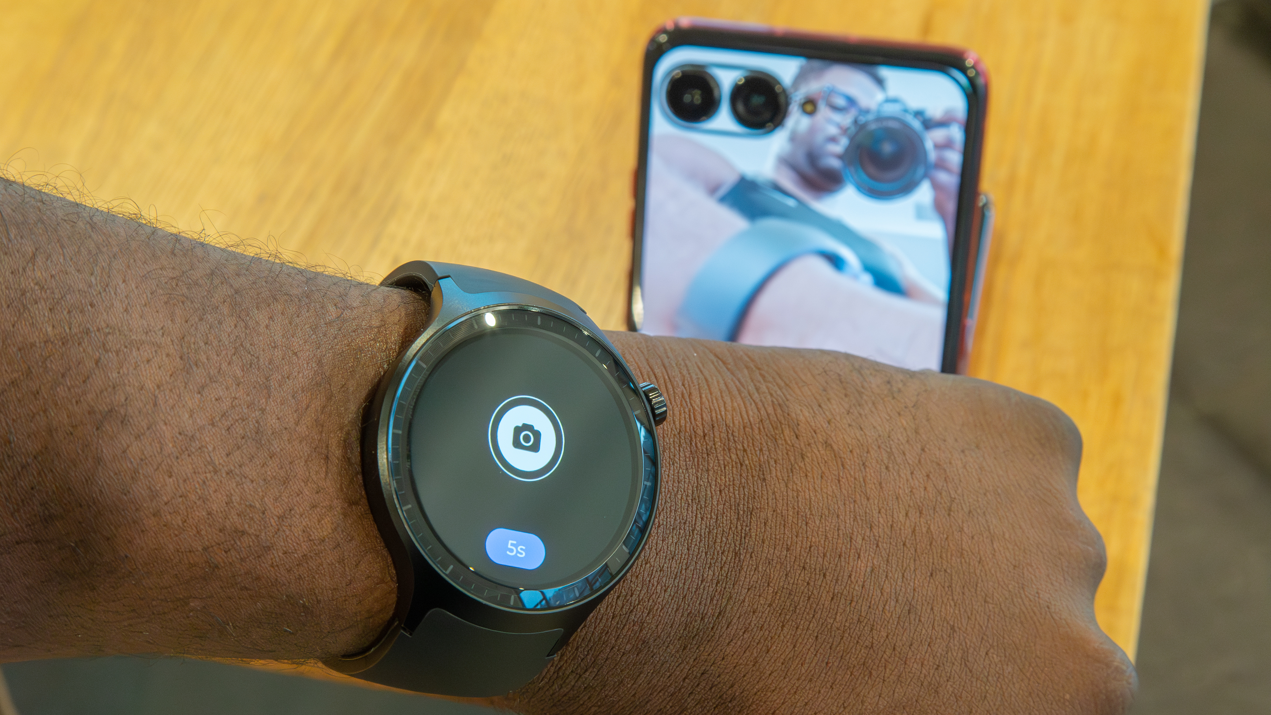 Moto Watch remote camera shutter button