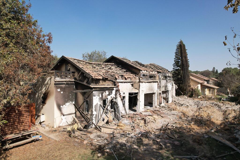 הריסות בית בקיבוץ בארי