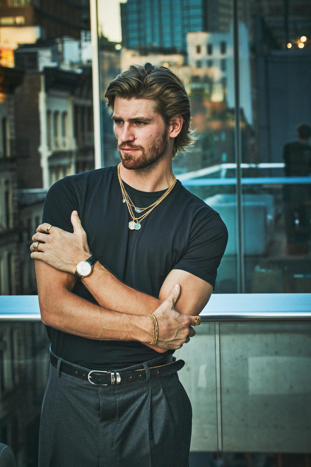 דני גריפין עם תכשיטים בעיצוב אלי חלילי