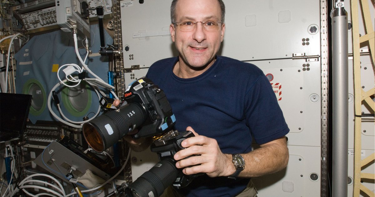 Reddit Mod Deleted Breathtaking Photo Taken by NASA Astronaut From Space Because It Was "Blurry"