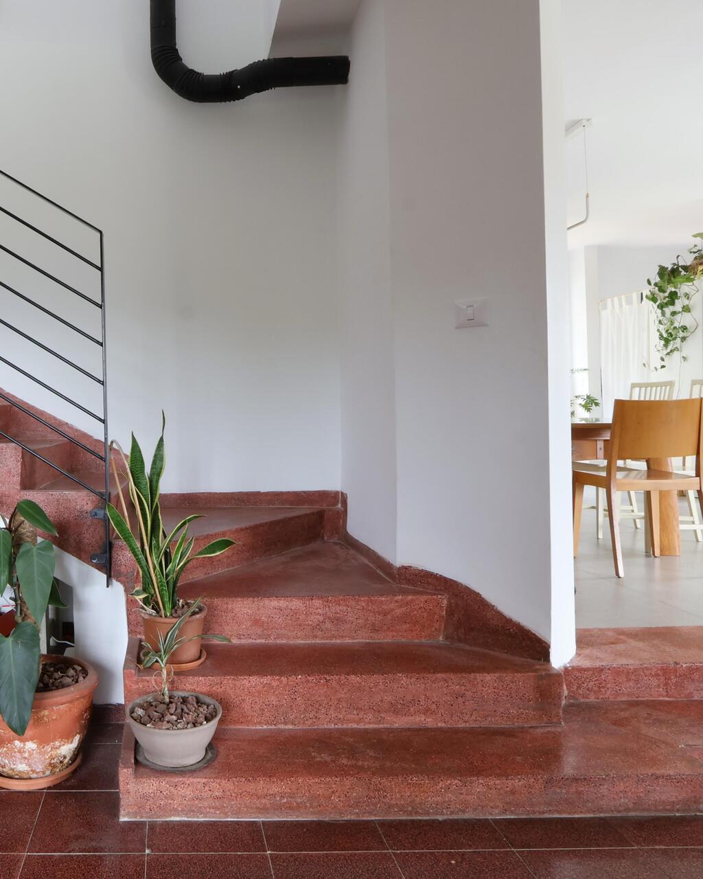 The rich color palette of the 1970s and 1980s makes a comeback, with the preservation of a reddish terrazzo floor (Photo: Liron Hen Gonen) הצבעוניות העשירה של הסבנטיז והאייטיז עושה קאמבק - שימור רצפת טרצו