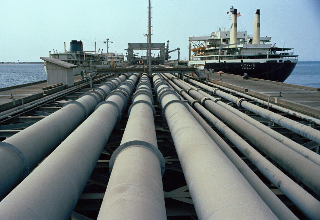 Oil pipes in Iran. (Photo: AP / Horst Faas) צינורות נפט ב איראן