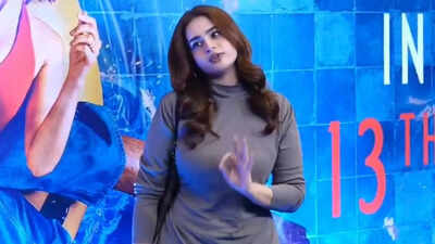 Ayesha Khan schools paparazzi as they ask her to turn around for pictures: 'Aap izzat bhi khud kamayenge, aur khud hi gawayenge'