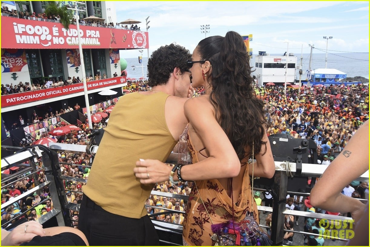 Shawn Mendes & Bruna Marquezine Cuddle Up at Carnaval in Brazil shawn mendes gf 035281650