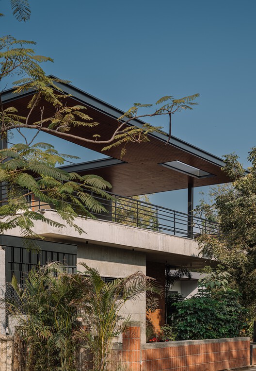 The Louvered House / andblack design studio - Image 1 of 42