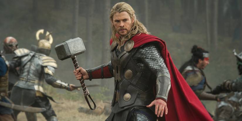 Thor holding his hammer while in battle in Thor: The Dark World