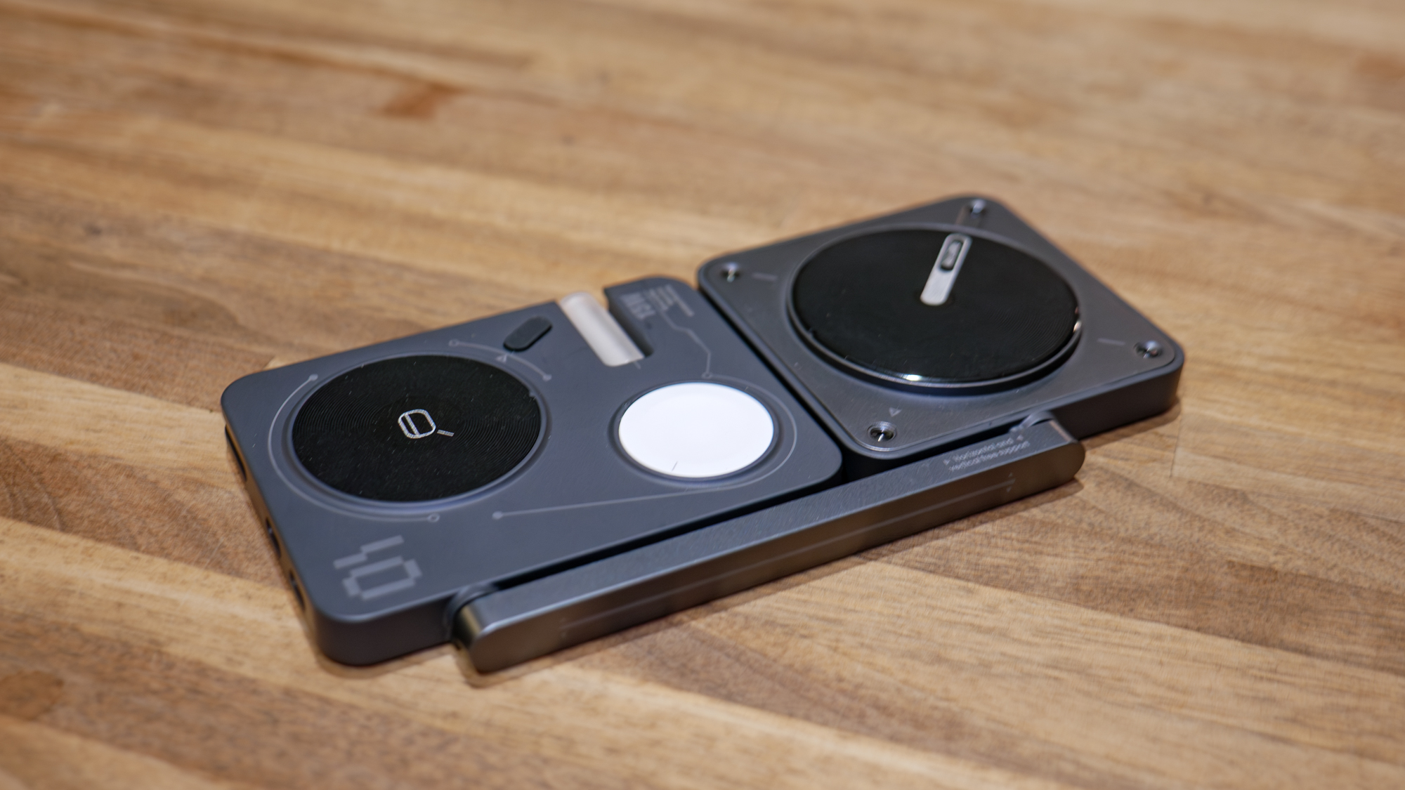 Aulumu M01 4-in-1 Folding Wireless Charging Station.