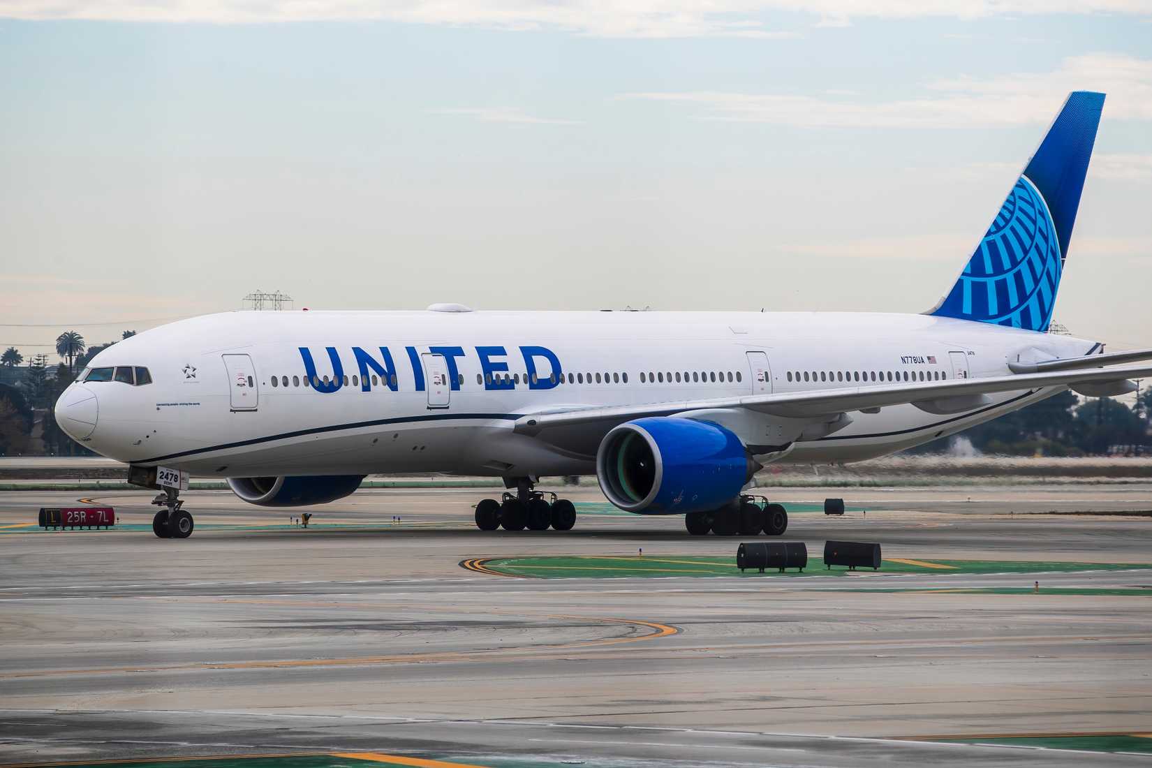 United Airlines Boeing 777-200 taxiing on the ground