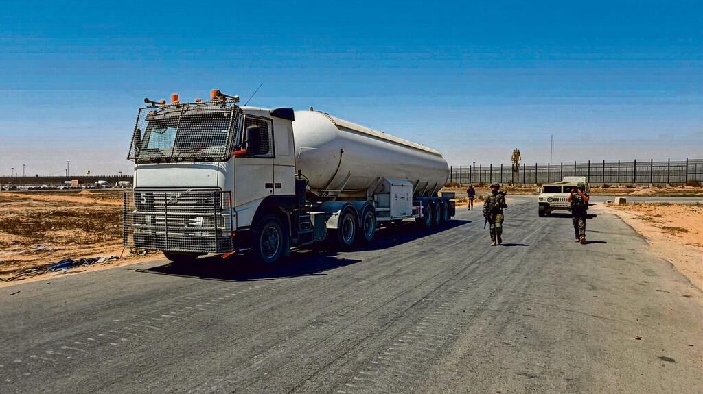 משאית ממתינה להיכנס לרצועת עזה ליד מעבר כרם שלום (למשאית אין קשר לנאמר בכתבה)