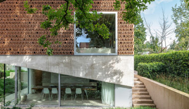 brick lattice wraps renovated 'de zwarte fles' workspace in belgium