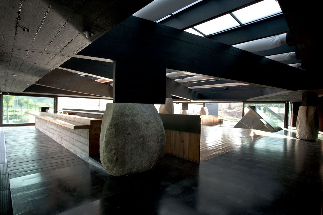 Radić incorporated giant boulders from a local quarry into the structure of Mestizo in Santiago, Chile.