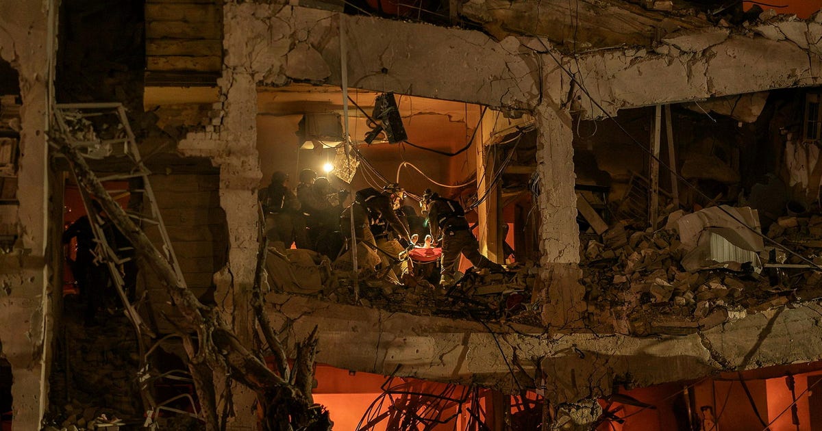 Woman Killed, Medics Say 25 Wounded in Direct Iranian Missile Hit in Tel Aviv - Haaretz