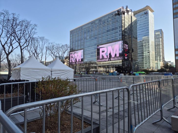Steel barriers line Gwanghwamun Square in Jongno District, central Seoul, Thursday, amid preparations for crowds of up to 260,000 people ahead of BTS' Saturday concert. Korea Times photo by Park Ung