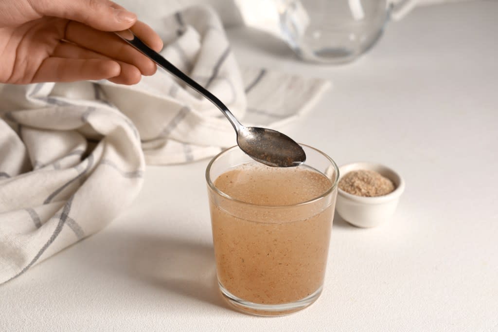 Psyllium husk powder may support heart health by lowering cholesterol and supporting healthy blood pressure levels. Pixel-Shot – stock.adobe.com