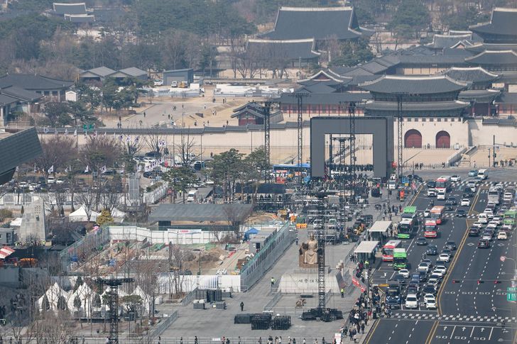 An outdoor stage for Saturday’s BTS concert is being set up at Gwanghwamun Square in Jongno District, central Seoul, Tuesday, four days before the show. Yonhap 