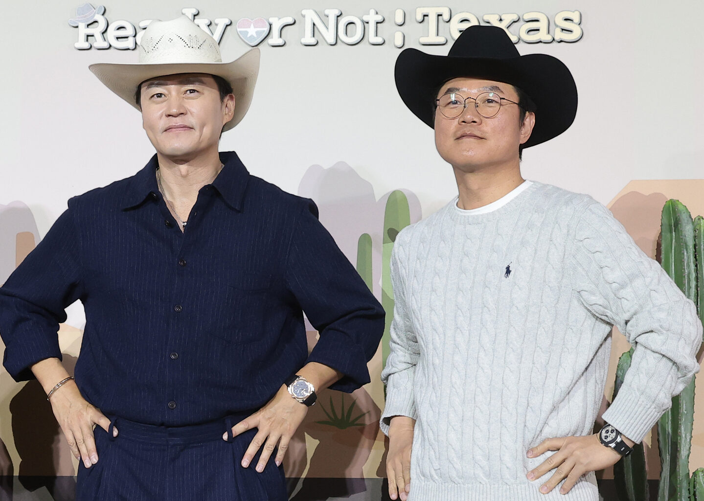 Actor Lee Seo-jin, left, and producer Nah Yung-suk pose for photos during a press conference for Netflix