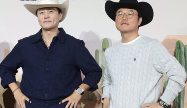 Actor Lee Seo-jin, left, and producer Nah Yung-suk pose for photos during a press conference for Netflix