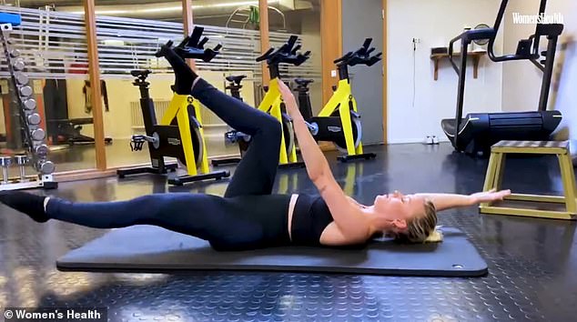 She was also seen doing ab exercises alongside weight training
