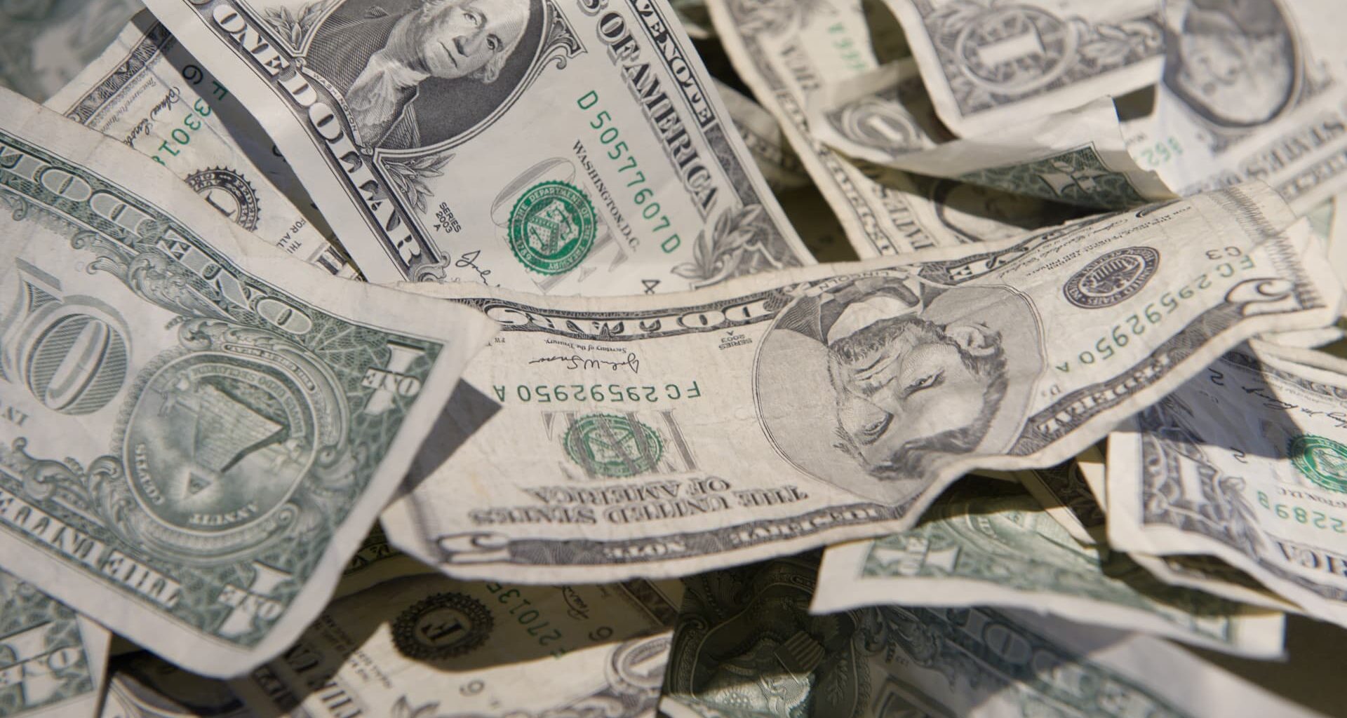 Dollar heads for weekly drop as central banks turn hawkish