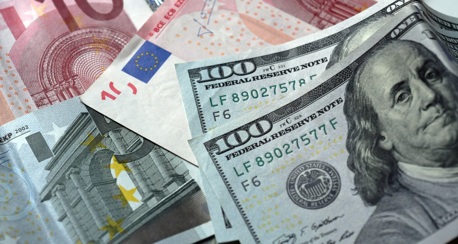 Dollar gains, euro sags as Iran war lifts energy prices